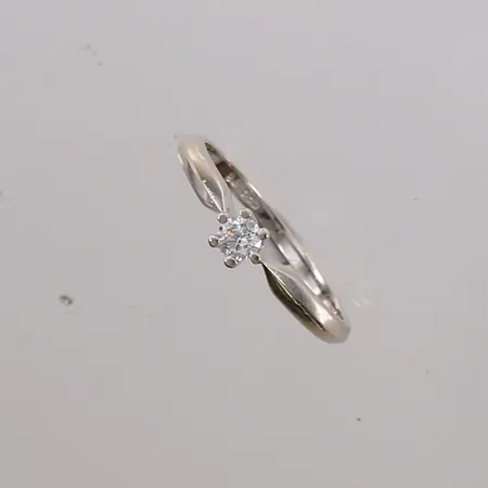 Ring med blank sten, ø17,8mm, bredde 1,6- 4,4mm, hvitt gull, 14K, bruttovekt 2,1g Vekt: 0 g Kontakt Lånekontoret for frakt