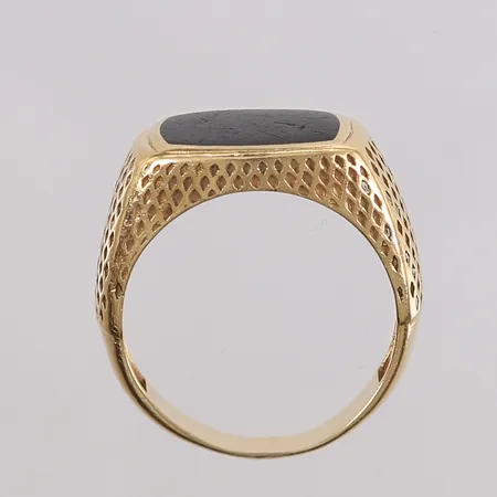 Ring med sort sten (trolig onyx), ø18,8mm, bredde 3,9- 11,7mm, en del slitasje, 18K, bruttovekt 9,6g Vekt: 0 g Kontakt Lånekontoret for frakt