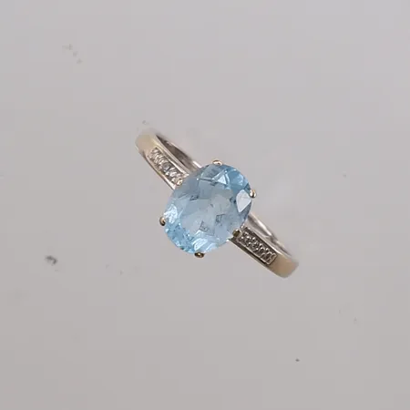 Ring med 2 diamanter (totalt 0,01ct iht. gravering) og lys-blå sten, ø17,2mm, bredde 1,7- 9mm, noe bruksslitasje, hvitt gull, 14K, bruttovekt 2,3g. OBS! Utropene A10686, A10687 og A10688 passer sammen. Kontakt Lånekontoret for frakt