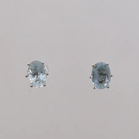 Ett par øredobber med to stk. lys-blå stener, 7x5mm, hvitt gull, 14K, bruttovekt 1,6g. OBS! Utropene A10686, A10687 og A10688 passer sammen. Kontakt Lånekontoret for frakt