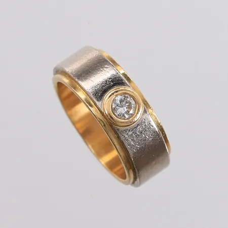 Ring med diamant (1 x ca. 0,30ct), to-farget, ø17,4mm, bredde 8,1mm, 18K Vekt: 15,7 g Kontakt Lånekontoret for frakt