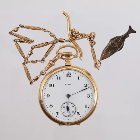 Lommeur Elbin i gull med gullbelagt lenke, ø48mm, manuell, hvit urskive, urverket går, 14K, bruttovekt ekskl. lenke 75,9g Kontakt Lånekontoret for frakt