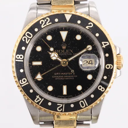 Armbåndsur Rolex GMT-Master II, ref 16713, snr E837043, boettnr 16710, cal 3185, verknr 5782153, ø40mm, år ca 1990, stål/gull, automatisk, dato, riper på safirglass, oysterlenke, riper på klokke samt lenke, servicekvittering år 2017, kvittering Briljant Watches år 2006, servicepouch, boks og yttereske. Kontakt Lånekontoret for frakt