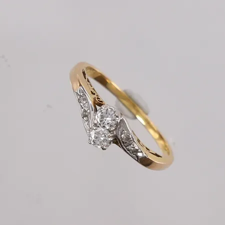 Ring med diamanter (2 x ca. 0,15ct og 4 x ca. 0,01ct), ø17,8mm, bredde 1,3- 6,1mm, 14K, bruttovekt 2,4g Vekt: 0 g Kontakt Lånekontoret for frakt