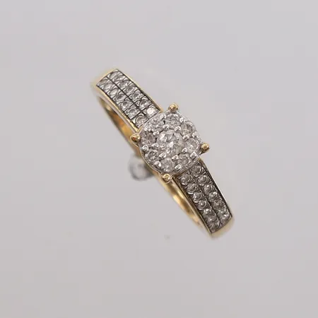 Ring med 37 diamanter (totalt 0,30ct iht. gravering), ø16,9mm, bredde 2- 6mm, 9K, bruttovekt 2,9g Vekt: 0 g Kontakt Lånekontoret for frakt