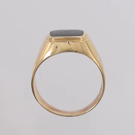 Ring med sort plate (trolig onyx), ø23,3mm, bredde 7,2- 17,4mm, noe slitasje, 14K, bruttovekt 11,9g Vekt: 0 g Kontakt Lånekontoret for frakt