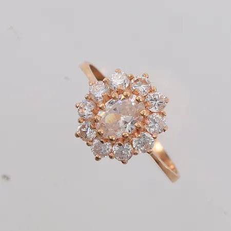 Ring med blanke stener, ø19,2mm, bredde 1- 12,6mm, 14K, bruttovekt 2,7g. Utropene A10717, A10718 og A10719 passer sammen. Kontakt Lånekontoret for frakt