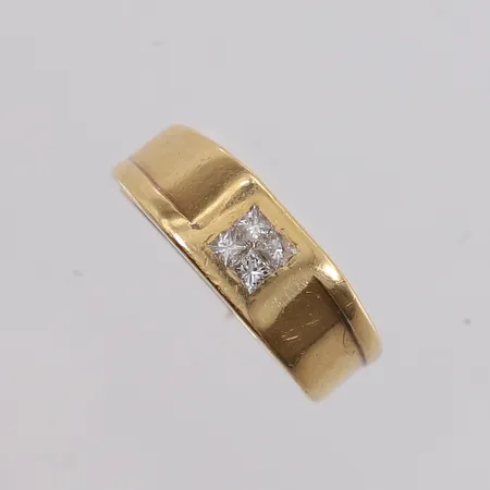 Ring med diamanter (4 x ca. 0,05ct), ø20,4mm, bredde 4,8- 7,7mm, én sten har skader, 18K, bruttovekt 10,2g Vekt: 0 g Kontakt Lånekontoret for frakt