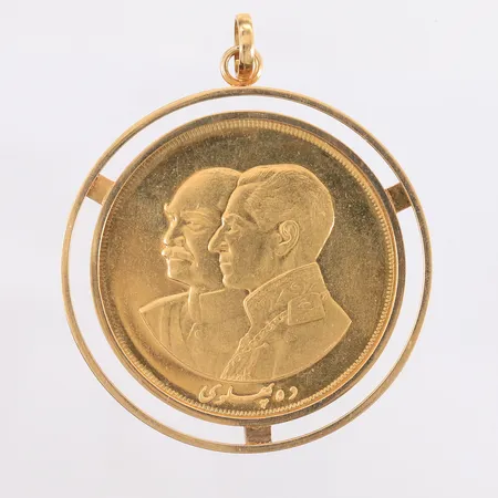 Gullmynt i ramme, Iran 10 Pahlavi år 1976. Ramme og lås i 18K, mynt i 900/1000 (21,6K), bruttovekt 97,2g Vekt: 0 g Kontakt Lånekontoret for frakt