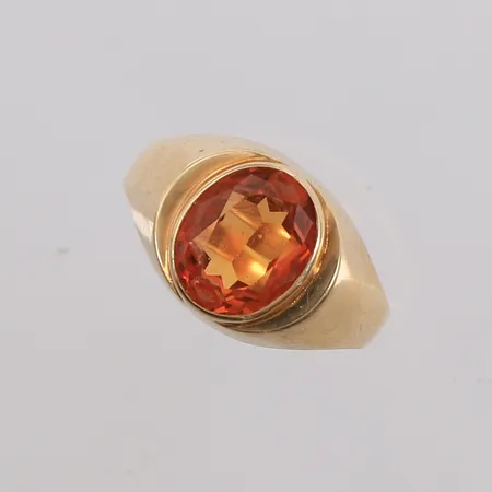 Ring med oransje sten, ø16,5mm, bredde 1,9- 11,2mm, 14K, bruttovekt 3,2g Vekt: 0 g Kontakt Lånekontoret for frakt
