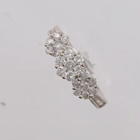Ring med 21 diamanter (1 x ca. 0,05ct + 8 x ca. 0,03ct + 12 x ca. 0,02ct), ø17,3mm, bredde 1,8- 6,9mm, hvitt gull, noe ripete, 9K, bruttovekt 3,1g Vekt: 0 g Kontakt Lånekontoret for frakt