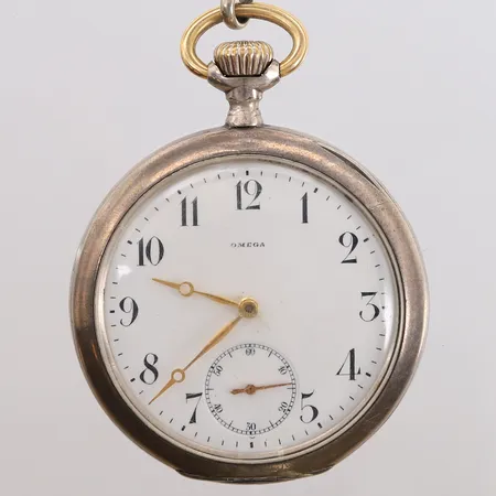 Omega Grand Prix Paris 1900, lommeur i sølv med lenke (lenke er ikke sølv), serienr. 34400519, ø52mm, manuell, hvit urskive, urverket går ved undersøkelse, bulkete, en del slitasje, 800S, bruttovekt ekskl. lenke 88,6g Kontakt Lånekontoret for frakt