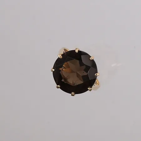 Ring med mørk-brun sten (trolig røkkvarts), ø17,2mm, bredde 1,9- 15mm, 14K, bruttovekt 5g Vekt: 0 g Kontakt Lånekontoret for frakt