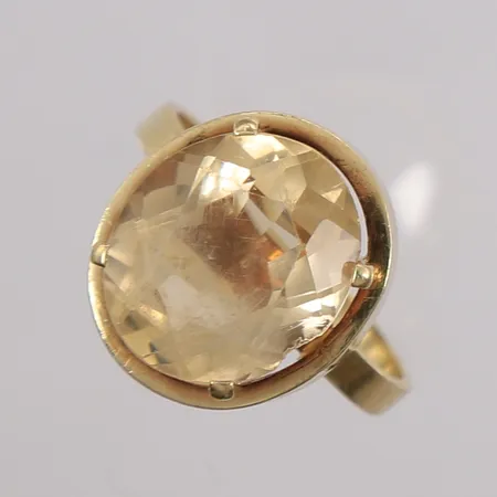 Ring med lys-gul sten, ø18,7mm, bredde 2,2- 16,8mm, en del riper/slitasje, 14K, bruttovekt 5,2g Vekt: 0 g Kontakt Lånekontoret for frakt