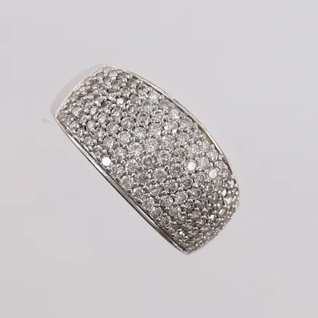 Ring med diamanter (totalt ca. 1,00ct), ø17,4mm, bredde 1,9- 10,6mm, hvitt gull, 9K, bruttovekt 3,7g Vekt: 0 g Kontakt Lånekontoret for frakt