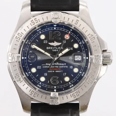 Herreur Breitling Superocean Steelfish, ref A17390, snr 1347344, ø44mm, stål, dato, automatisk, slitt original gummibånd, ekstra stållenke, sertifikat Hörl Augsburg år 15.01.2011, riper/skader på bezel og klokke, chronometersertifikat, boks (uten pute) og yttereske. Kontakt Lånekontoret for frakt