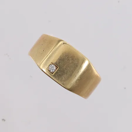 Ring med diamant (1 x ca. 0,05ct), ø21mm, bredde 6,7- 11,5mm, 18K Vekt: 11,5 g Kontakt Lånekontoret for frakt