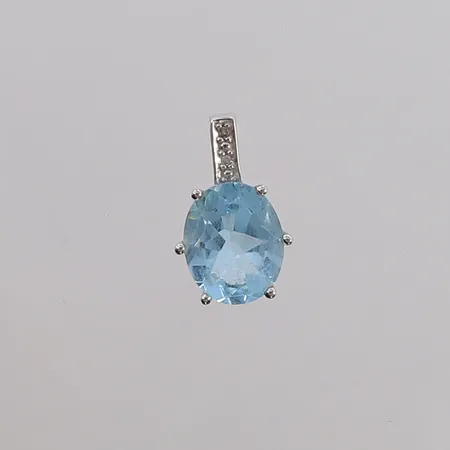 Anheng med 2 diamanter (totalt 0,01ct iht. gravering) og lys-blå sten, 15x10mm, hvitt gull, 14K, bruttovekt 1,5g. OBS! Utropene A10686, A10687 og A10688 passer sammen. Kontakt Lånekontoret for frakt