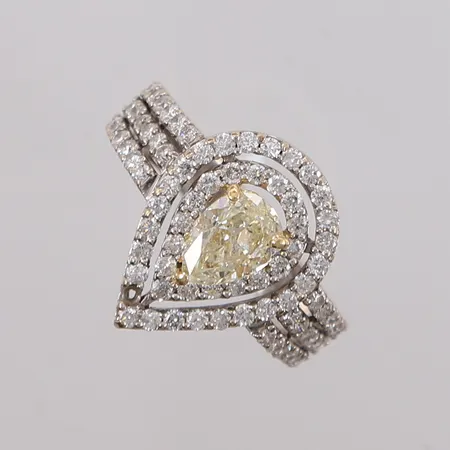Ring med 79 diamanter (1 dråpeslipt x ca. 0,75ct + 78 briljantslipte diamanter på totalt ca. 1,20ct), ø15,7mm, bredde 3,4- 17,2mm, én sten mangler, hvitt gull, 18K, bruttovekt 6,2g, med assuransetakst Kontakt Lånekontoret for frakt