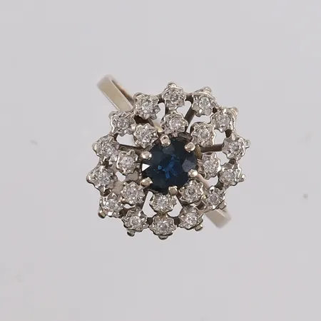 Ring med diamanter (22 x ca. 0,01ct) og blå sten, ø16,8mm, bredde 2,1- 17,8mm, hvitt gull, 14K, bruttovekt 5,1g Vekt: 0 g Kontakt Lånekontoret for frakt
