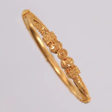 Armring, kan åpnes, 55x52mm, bredde 4,6- 7,2mm, 21K Vekt: 15,3 g Kontakt Lånekontoret for frakt