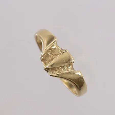 Ring, ø16,6mm, bredde 1,7- 7mm, 14K Vekt: 1,8 g Kontakt Lånekontoret for frakt