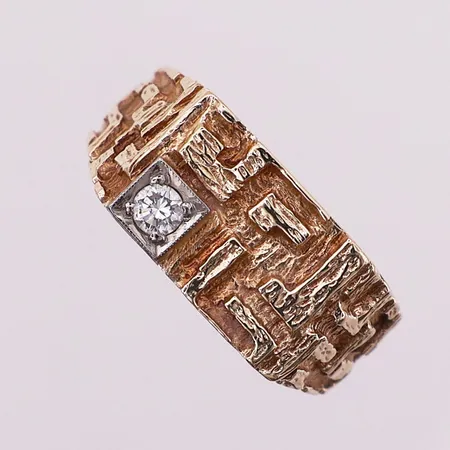 Ring med diamant, Ø 21 mm, bredde 3,8 - 9,8 mm, 1 x ca 0,12ct, 14K Vekt: 6,2 g Kontakt Lånekontoret for frakt