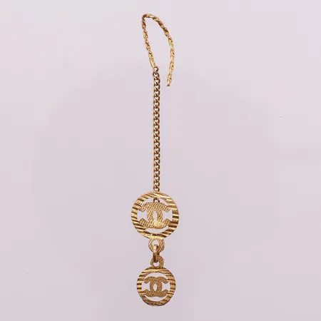 Én øredobb med logo, høyde ca 57 mm, ikke ekte merkevare, 21K Vekt: 1 g Kontakt Lånekontoret for frakt