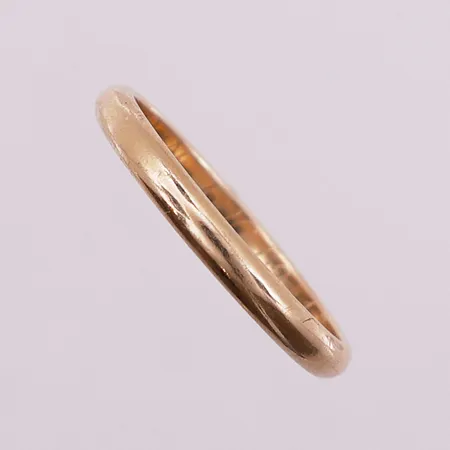 Ring, Ø 18,2 mm, bredde 2,5 mm, gravering, 14K Vekt: 2,4 g Kontakt Lånekontoret for frakt