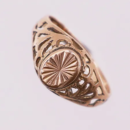 Ring med oval, Ø 17,2 mm, bredde 2,3 - 9,7 mm, mangler stempel, 14K Vekt: 2,2 g Kontakt Lånekontoret for frakt