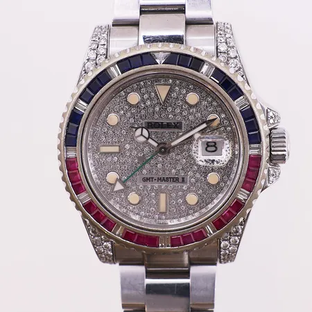 Rolex Oyster Perpetual GMT-Master II, Ø 40 mm, stål, automatisk, ref 116710, snr Z902086, boettnr 2350, cal 3186, verknr 3 2810185, år ca 2006, oysterlenke (kort), original urtavle og bezel medfølger, boks, pute, yttereske, ingen øvrig tilbehør Kontakt Lånekontoret for frakt