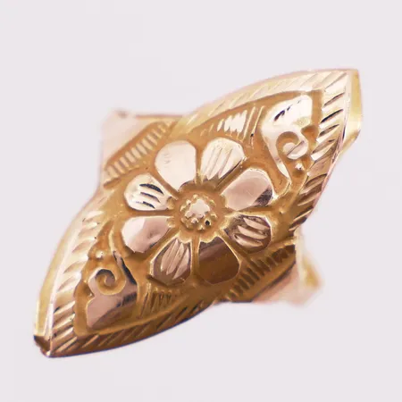 Ring med blomst, Ø ca 19 mm, bredde 2 - 29,6 mm, bøyd, 18K Vekt: 1 g Kontakt Lånekontoret for frakt
