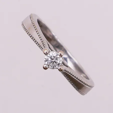 Ring med diamant, Ø 17 mm, bredde 2,2 - 5,2 mm, 1 x ca. 0,16ct, 18K Vekt: 3,3 g Kontakt Lånekontoret for frakt