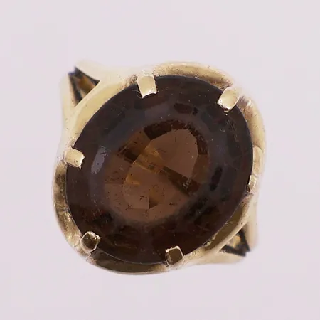 Ring med brun sten, Ø 17,5 mm, bredde 2,4 - 17 mm, 14K Vekt: 5,1 g Kontakt Lånekontoret for frakt