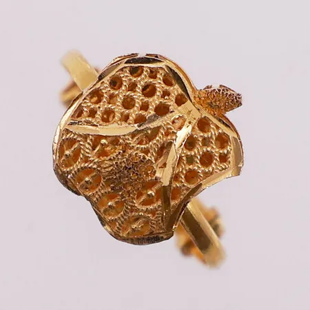 Ring justerbar, Ø ca 17,3 mm, bredde 3 - 12,8 mm, skjev, mangeler stempel, 21K Vekt: 2,5 g Kontakt Lånekontoret for frakt