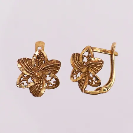 Ett par øredobber med blomstermotiv, ca 13 x 12 mm, 22K Vekt: 3 g Kontakt Lånekontoret for frakt
