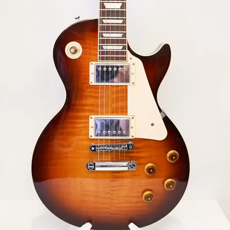 El-gitar Gibson, Les Paul Traditional, tobacco burst, serienr: 109520351, flammet lønnstopp, år 2012, Made in USA Nashville, kontrollknotter og headstock plate byttet ut (originale medfølger) originalt Gibson USA hardcase, ca 4.4kg Kontakt Lånekontoret for frakt