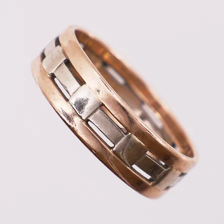Ring tofarget, Ø 21mm, bredde 7,2 mm, mangler stempel, 14K Vekt: 5,7 g Kontakt Lånekontoret for frakt