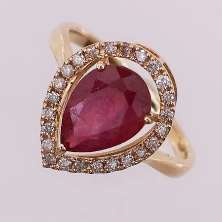 RIng med rød sten og 24 diamanter, totalt 0,20 iht gravering, Ø 16,3 mm, bredde 1,8 - 15 mm, 18K Vekt: 2,9 g Kontakt Lånekontoret for frakt