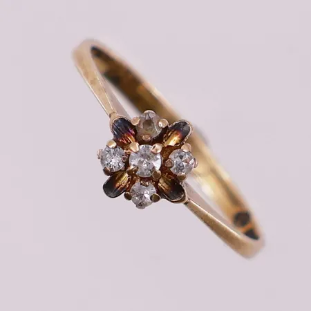 Ring med klare stener, Ø 16,7 mm, bredde 2 - 7 mm, 14K Vekt: 1,6 g Kontakt Lånekontoret for frakt