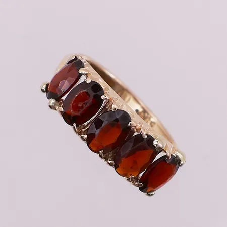 Ring med røde stener, trolig granater, Ø 17,6 mm, bredde 2,1 - 6,8 mm, 14K Vekt: 2,6 g Kontakt Lånekontoret for frakt