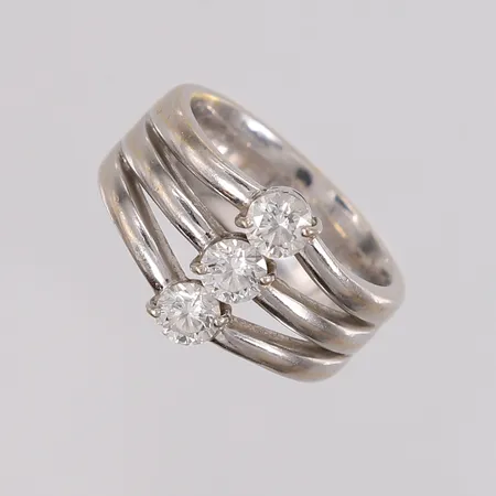 Ring med diamanter (3 x ca. 0,23ct), ø16,8mm, bredde 7,8- 12,8mm, hvitt gull, 18K, bruttovekt 11,7g Vekt: 0 g Kontakt Lånekontoret for frakt