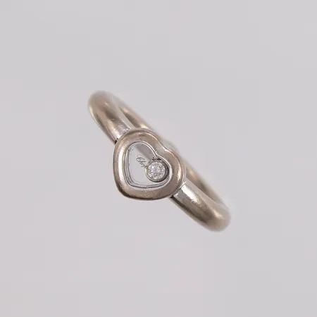 Ring med diamant (1 x ca. 0,04ct), Chopard Happy Diamonds, ref. 822889-1109, snr. 3206683, ø16,4mm, bredde 3- 7,8mm, noe slitasje, hvitt gull, 18K, bruttovekt 7,8g, uten ekthetsbevis/sertifikat Kontakt Lånekontoret for frakt