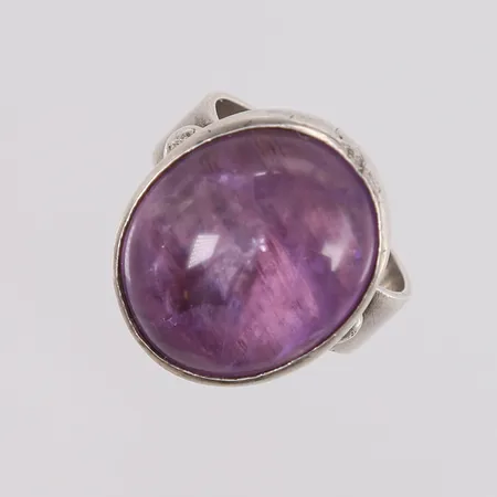 Ring med lilla sten, ø17,1mm, bredde 5,6- 19,5mm, 950S, bruttovekt 9,5g Vekt: 0 g Kontakt Lånekontoret for frakt