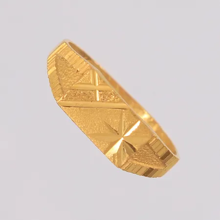 Ring, ø19,3mm, bredde 1,8- 6,3mm, 22K Vekt: 2,9 g Kontakt Lånekontoret for frakt