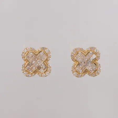 Ett par øredobber med briljantslipte og prinsesseslipte diamanter (totalt ca. 1,40ct), én sten mangler, OBS! En del av stenene har skader, 18K, bruttovekt UTEN stoppere = 1,8g, bruttovekt MED stoppere = 2g Kontakt Lånekontoret for frakt