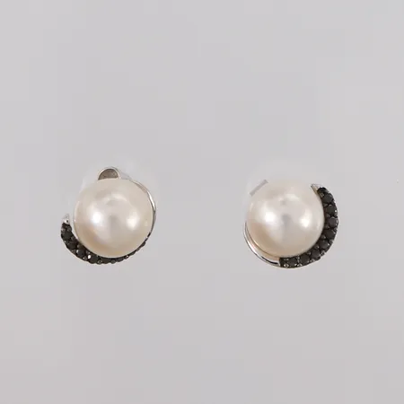 Ett par øredobber med 16 stk. sorte briljantslipte diamanter (totalt 0,10ct iht. medfølgende sertifikat) og 2 perler, ø9mm, hvitt gull, 14K, bruttovekt 2,3g, med originalboks Kontakt Lånekontoret for frakt