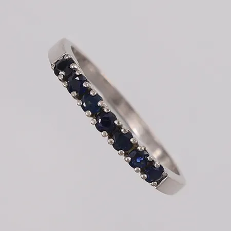 Ring med blå stener, ø17,5mm, bredde 1,5- 2,5mm, hvitt gull, 14K, bruttovekt 2,3g Vekt: 0 g Kontakt Lånekontoret for frakt