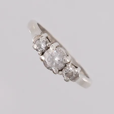 Ring med tre blanke stener, ø16,5mm, bredde 1,8- 5mm, 925S, bruttovekt 2,7g Vekt: 0 g Kontakt Lånekontoret for frakt