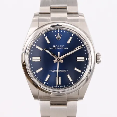 Rolex Oyster Perpetual 41, stål, automatisk, ref. 124300, snr. L08W6443, cal. 3230, boett 2550, urverk 649746KO, ø41mm, blå urskive, safirglass, med boks, ytterboks, manualer, tag, ett løst/ekstra lenkeledd, tollpapirer og sertifikat (kjøpt 24.09.2024) Kontakt Lånekontoret for frakt